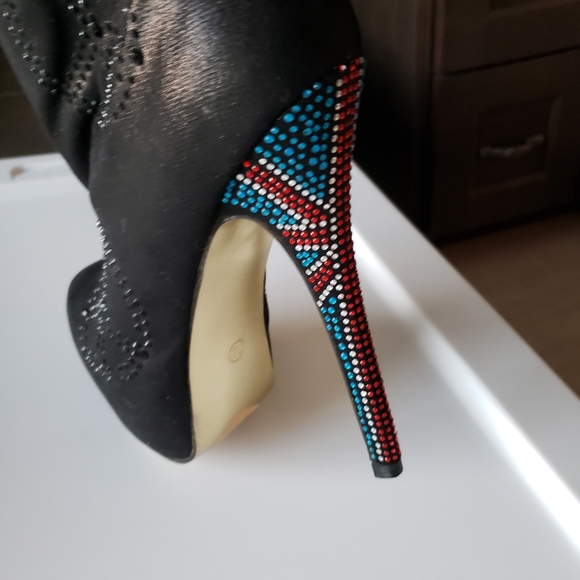 STATEMENT BLACK BOOTIES W/PEACE / FLAG  RHINESTONES - Picture 2 of 3